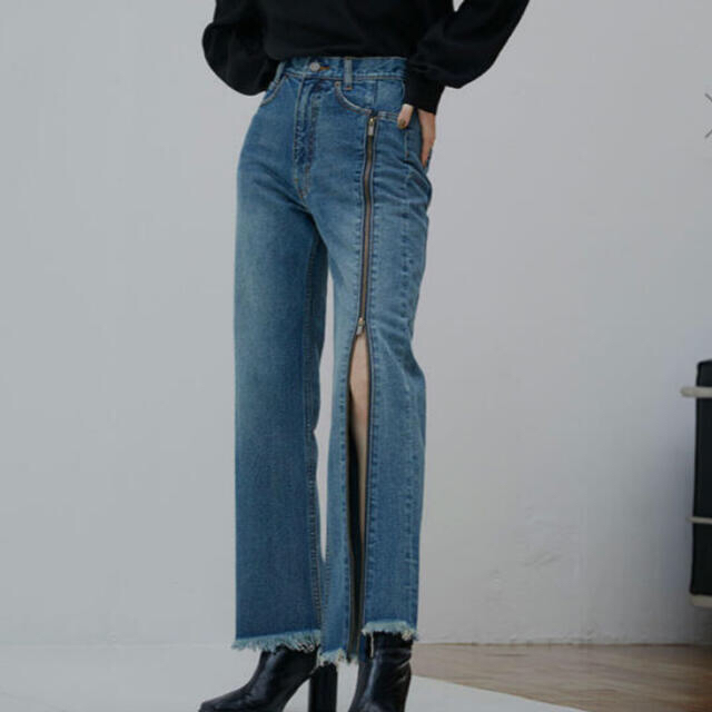 Ameri VINTAGE(アメリヴィンテージ)のAMERI アメリ ZIPPER STRAIGHT DENIM デニム レディースのパンツ(デニム/ジーンズ)の商品写真