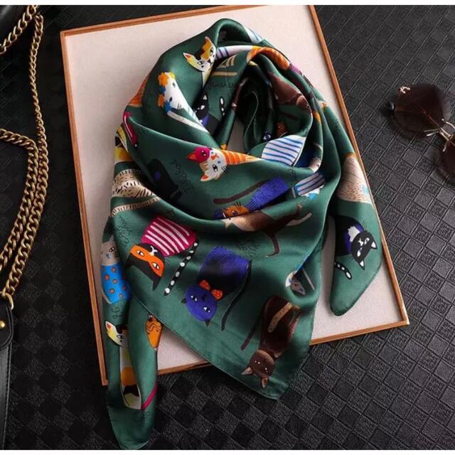 新品　猫柄スカーフ　90×90cm グリーン レディースのファッション小物(バンダナ/スカーフ)の商品写真