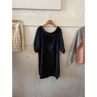 アニエスベー(agnes b.)のTo b. by agnes b. denim ribbon onepiece.(ひざ丈ワンピース)