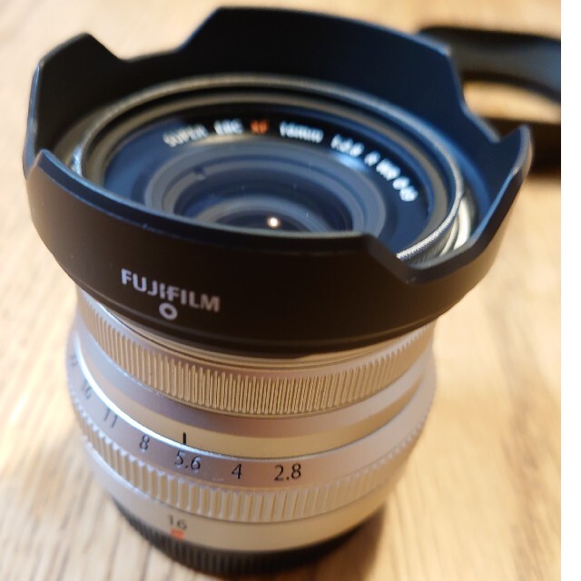 富士フイルム(フジフイルム)のFUJIFILM XF16mm F2.8 シルバー　スクウェアフード付　富士フイ スマホ/家電/カメラのカメラ(レンズ(単焦点))の商品写真
