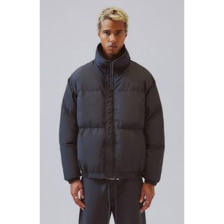 フィアオブゴッド(FEAR OF GOD)のFOG ESSENTIALS【エッセンシャルズ】PUFFER JACKET(ダウンジャケット)