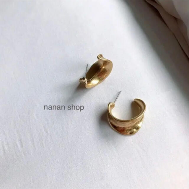 ZARA(ザラ)のフープピアス gold マットゴールドピアス【即購入OK】ゴールドフープピアス レディースのアクセサリー(ピアス)の商品写真