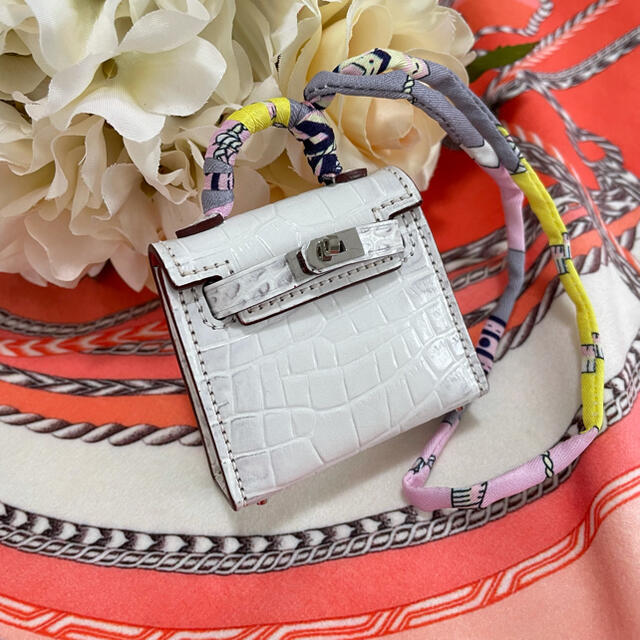 本革 ミニバッグ バッグチャーム ホワイト クロコ型押し レディースのファッション小物(キーホルダー)の商品写真