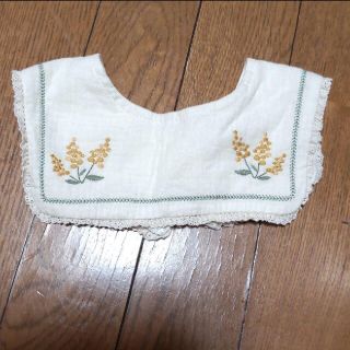 シマムラ(しまむら)のjuo ミモザ刺繍スタイ　つけ襟(ベビースタイ/よだれかけ)