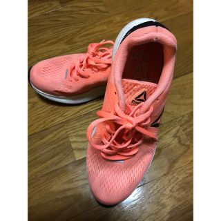 リーボック(Reebok)のリーボックReebokミルキーオレンジx黒スニーカー23,5 FLOATRIDE(スニーカー)