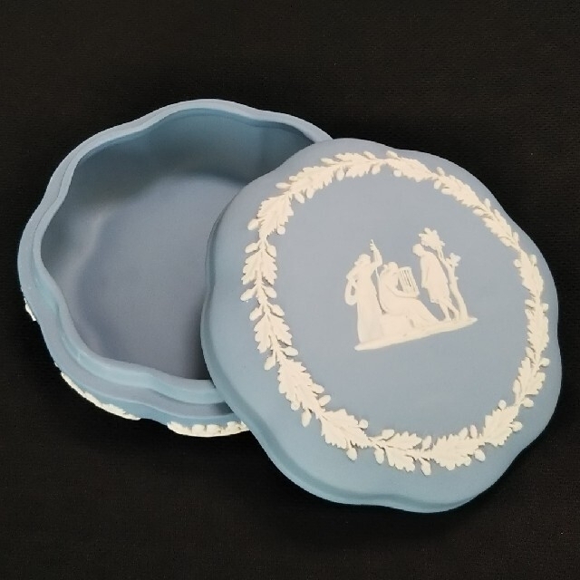 WEDGWOOD(ウェッジウッド)の【新品】Wedgwood Scolloped Box 小物入れ インテリア/住まい/日用品のインテリア小物(小物入れ)の商品写真