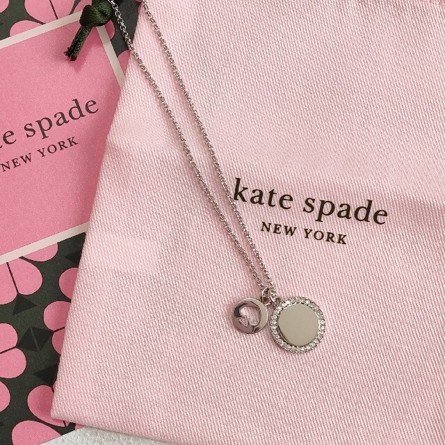 kate spade new york(ケイトスペードニューヨーク)の人気★ケイトスペードニューヨーク スペードロゴ プレート ペンダント ネックレス レディースのアクセサリー(ネックレス)の商品写真