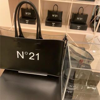 ヌメロヴェントゥーノ(N°21)のN°21 × AYAKO 阪急限定バッグ 化粧品 セット(トートバッグ)