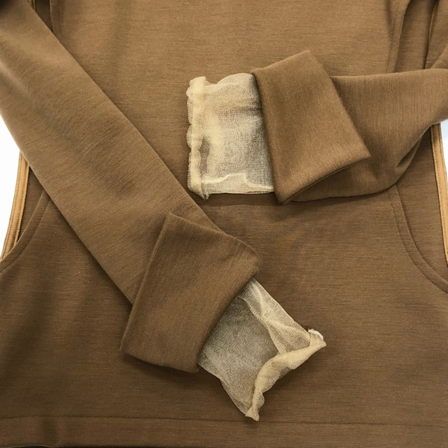 TOGA(トーガ)のTOGA ホールカッティングTOPS / BROWN レディースのトップス(カットソー(長袖/七分))の商品写真