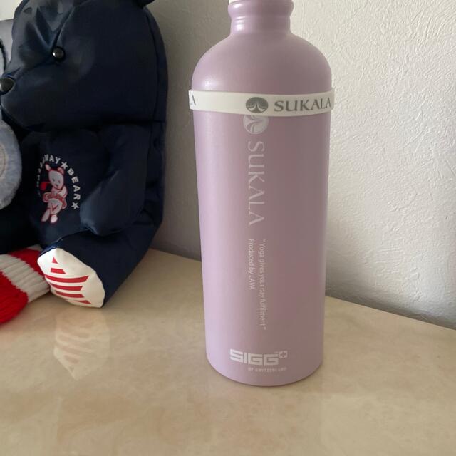 SIGG(シグ)のLAVAボトル&バンド スポーツ/アウトドアのトレーニング/エクササイズ(ヨガ)の商品写真