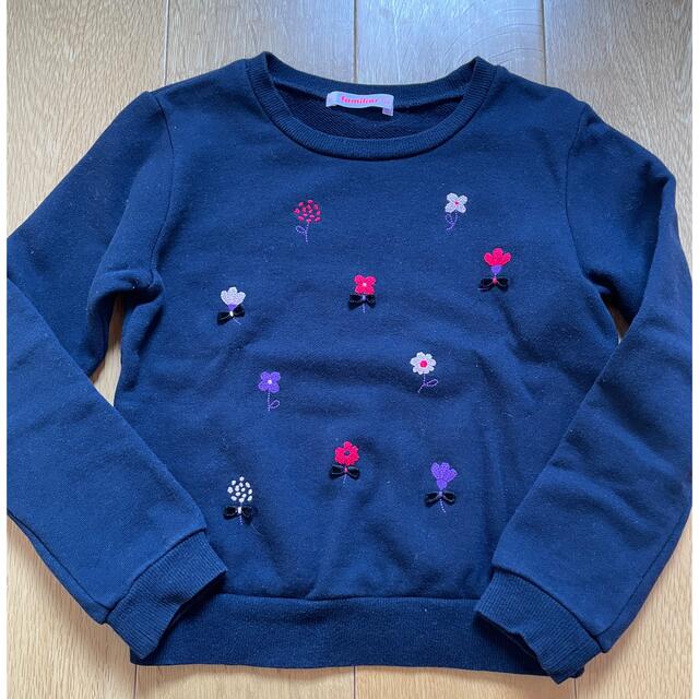 familiar(ファミリア)のfamiliarトレーナー 130 刺繍　お花　紺　スウェット キッズ/ベビー/マタニティのキッズ服女の子用(90cm~)(Tシャツ/カットソー)の商品写真