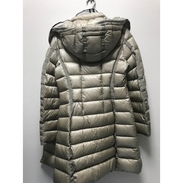 MONCLER(モンクレール)の正規保証　モンクレール　エルミンヌ　2 シャンパン　ベージュ　美品　保5001 レディースのジャケット/アウター(ダウンコート)の商品写真