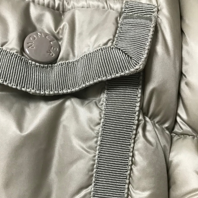 MONCLER(モンクレール)の正規保証　モンクレール　エルミンヌ　2 シャンパン　ベージュ　美品　保5001 レディースのジャケット/アウター(ダウンコート)の商品写真