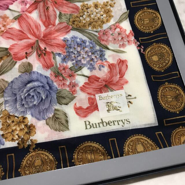 BURBERRY(バーバリー)の2枚セット　レトロ　バーバリー  はんかち　花　 レディースのファッション小物(ハンカチ)の商品写真