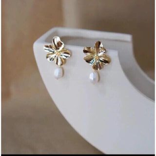 フラワー(flower)の【美品】ゴールド フラワー と 淡水 パール ピアス(ピアス)