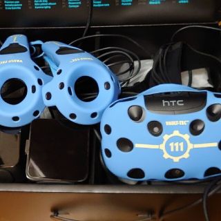 ハリウッドトレーディングカンパニー(HTC)のHTC VIVE　シリコンカバー付き(PC周辺機器)