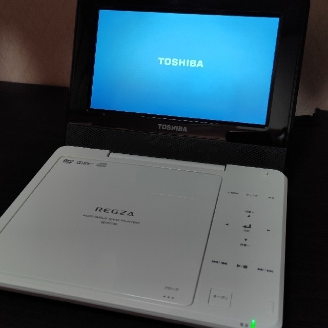 東芝(トウシバ)のTOSHIBAポータブルDVDプレイヤー SD-P710SW スマホ/家電/カメラのテレビ/映像機器(DVDプレーヤー)の商品写真