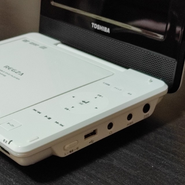 東芝(トウシバ)のTOSHIBAポータブルDVDプレイヤー SD-P710SW スマホ/家電/カメラのテレビ/映像機器(DVDプレーヤー)の商品写真