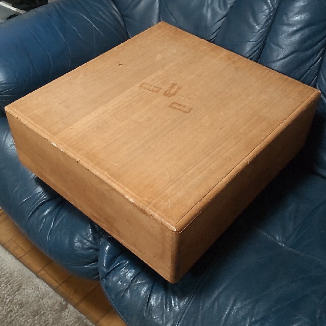 箱・碁石・碁笥付き木製碁盤セット! 箱・碁石・碁笥付き木製碁盤セット!