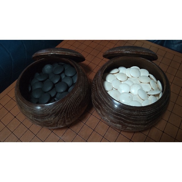 箱・碁石・碁笥付き木製碁盤セット! 箱・碁石・碁笥付き木製碁盤セット!