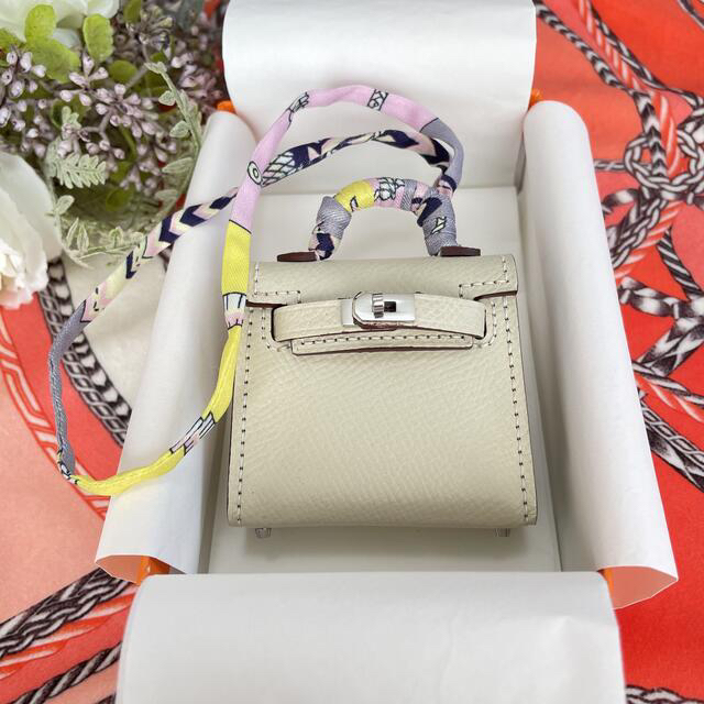 【sara様】 本革 ミニバッグ バッグチャーム ホワイト レディースのファッション小物(キーホルダー)の商品写真