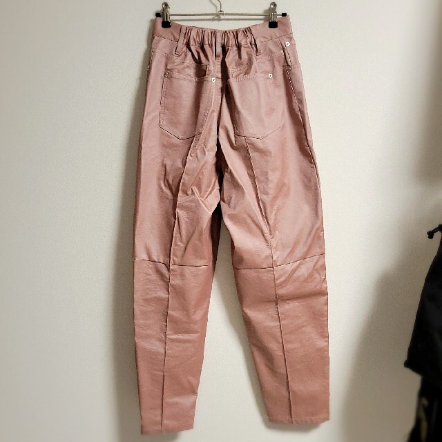 Ameri VINTAGE(アメリヴィンテージ)のUNDRESSED DENIM DETAIL FAKE LEATHER PANT レディースのパンツ(カジュアルパンツ)の商品写真