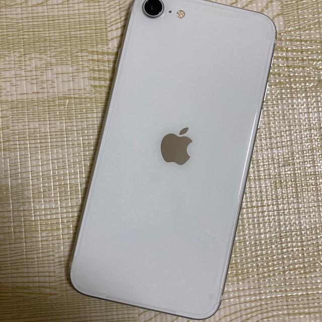 iPhone(アイフォーン)のアップル iPhoneSE 第2世代 次世代　64GB ホワイト　SIMフリー  スマホ/家電/カメラのスマートフォン/携帯電話(スマートフォン本体)の商品写真
