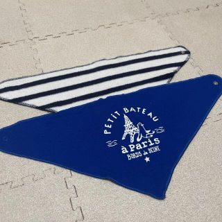 プチバトー(PETIT BATEAU)の新品未使用！petit bateau 三角スタイ　2枚セット(ベビースタイ/よだれかけ)