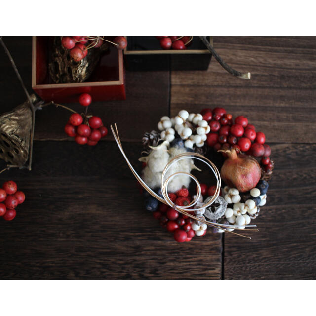 ①✳︎紅白正月飾り✳︎赤と白の木の実のリース◎12センチ