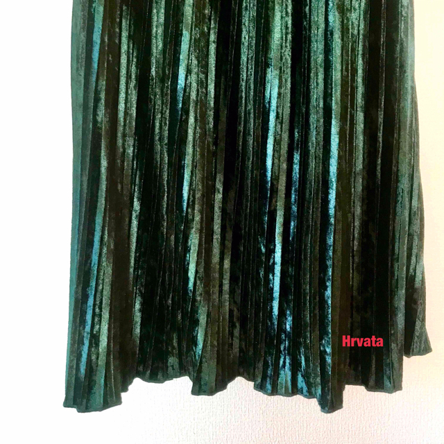 ZARA(ザラ)のZARA ベルベットプリーツスカート　S（ダークグリーン） レディースのスカート(ひざ丈スカート)の商品写真