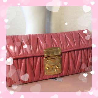 ミュウミュウ(miumiu)の【miu miu】マテラッセゴールド金具付き長財布/クラッチ☆ピンク(財布)