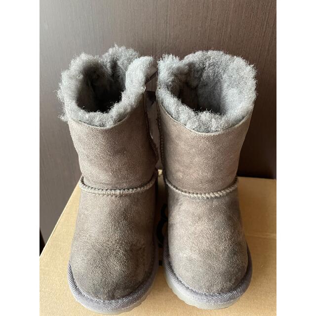 UGG(アグ)のUGG リボン　ブーツ　サイズ7  キッズ/ベビー/マタニティのベビー靴/シューズ(~14cm)(ブーツ)の商品写真