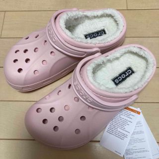 クロックス(crocs)の新品 22㎝ クロックス レイレン ラインド クロッグ ピンク ボア付き(サンダル)