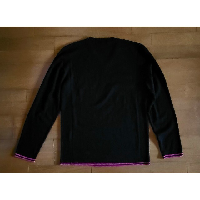 KLEIN PLUS(クランプリュス)の使用感少な目の美品です！　黒×暗めのピンク　Vネック　セーター　XLくらい メンズのトップス(ニット/セーター)の商品写真