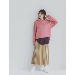 ユニクロ(UNIQLO)の美品UNIQLOウルトラストレッチドライスウェットプルパーカーSくすみピンク(パーカー)