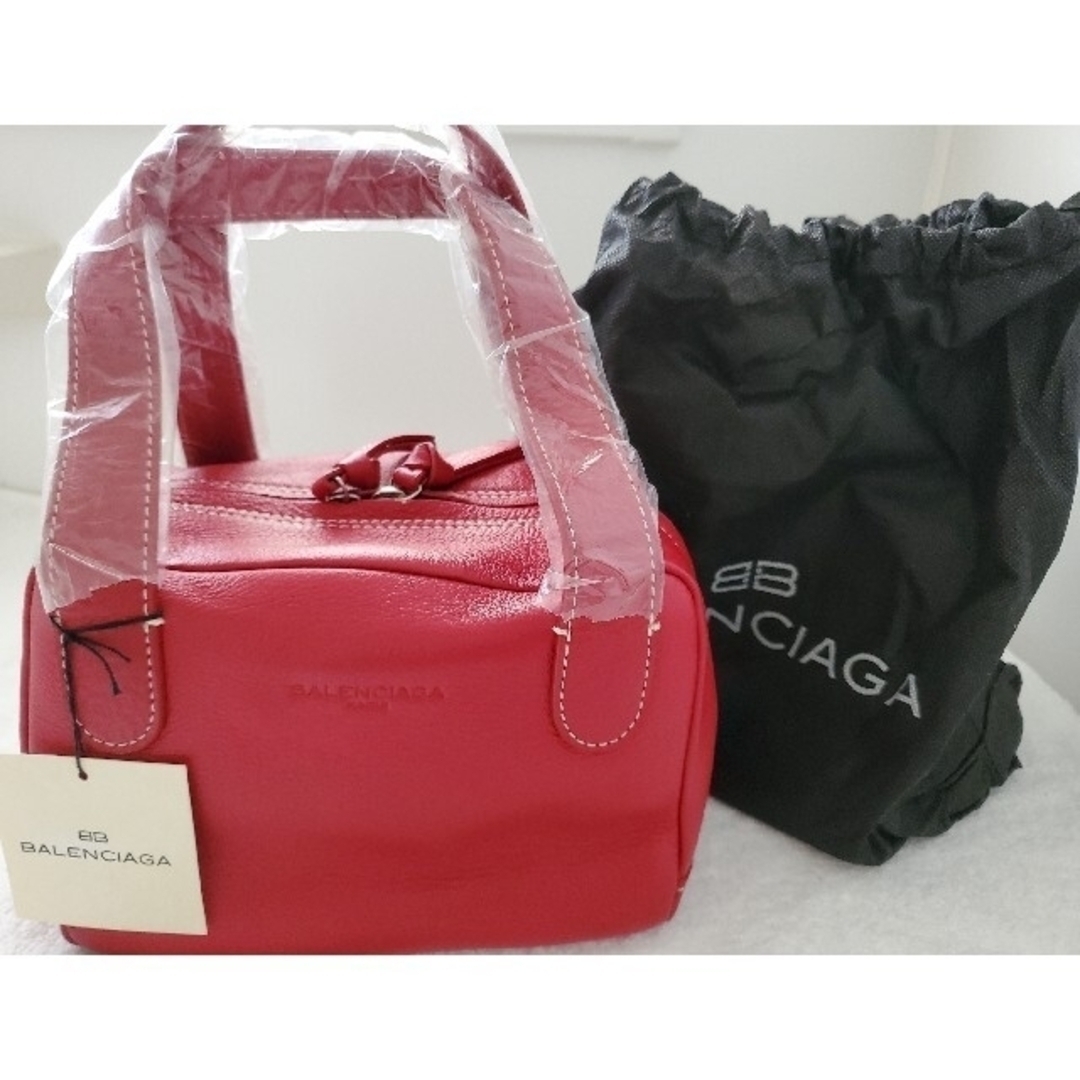 BALENCIAGA BAG(バレンシアガバッグ)の地域限定未使用品BALENCIAGAﾊﾞﾚﾝｼｱｶﾞ🎭️キューブバッグレッド レディースのバッグ(ハンドバッグ)の商品写真