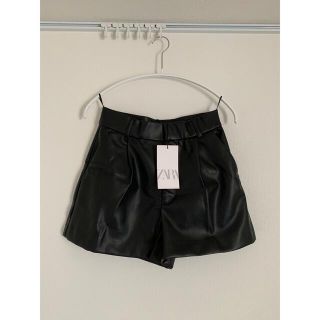 ザラ(ZARA)の【新品タグ付】ZARA レザー　ショートパンツ(ショートパンツ)