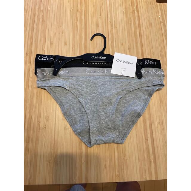 Calvin Klein(カルバンクライン)の新品　カルバンクライン　Tバック　パンツ　下着　セット　コメントお願いします。 レディースの下着/アンダーウェア(ショーツ)の商品写真