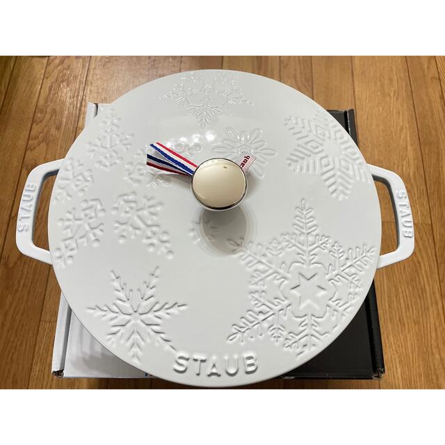 STAUB(ストウブ)の3月まで最終お値下げstaubスノークリスタルホワイトフレンチオーブン匿名配送 インテリア/住まい/日用品のキッチン/食器(鍋/フライパン)の商品写真