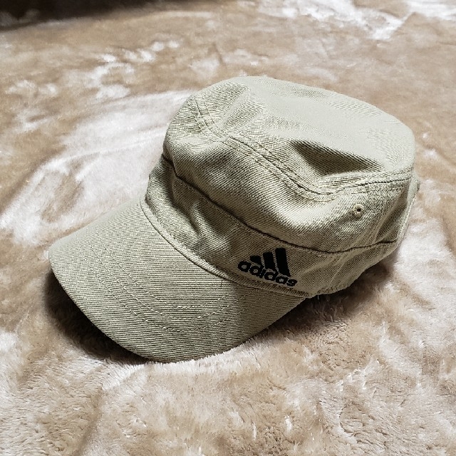 adidas(アディダス)のアディダス　ベージュ　帽子 レディースの帽子(キャップ)の商品写真