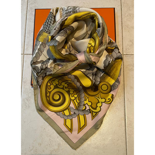美品　上品グレージュ&ほんのりピンク　エルメス　スカーフ　カレ90バンダナ/スカーフ