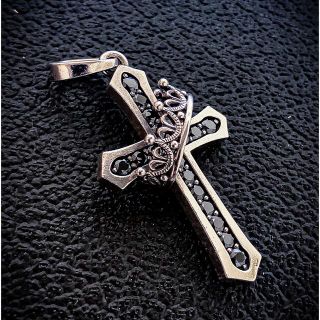 ジャスティンデイビス(Justin Davis)のCross with Crown Pendant Stone(BLACK)(ネックレス)