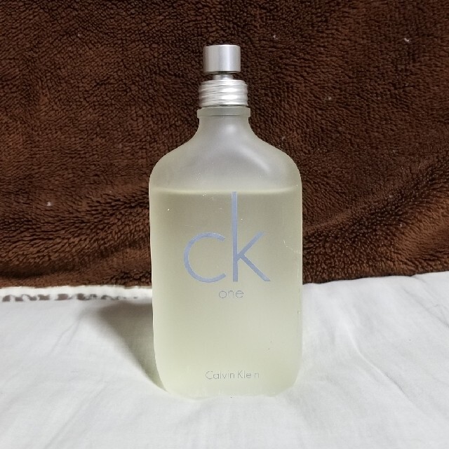 ck Calvin Klein(シーケーカルバンクライン)のCalvin Klein 香水　ck one 200ml  　中古 コスメ/美容の香水(ユニセックス)の商品写真