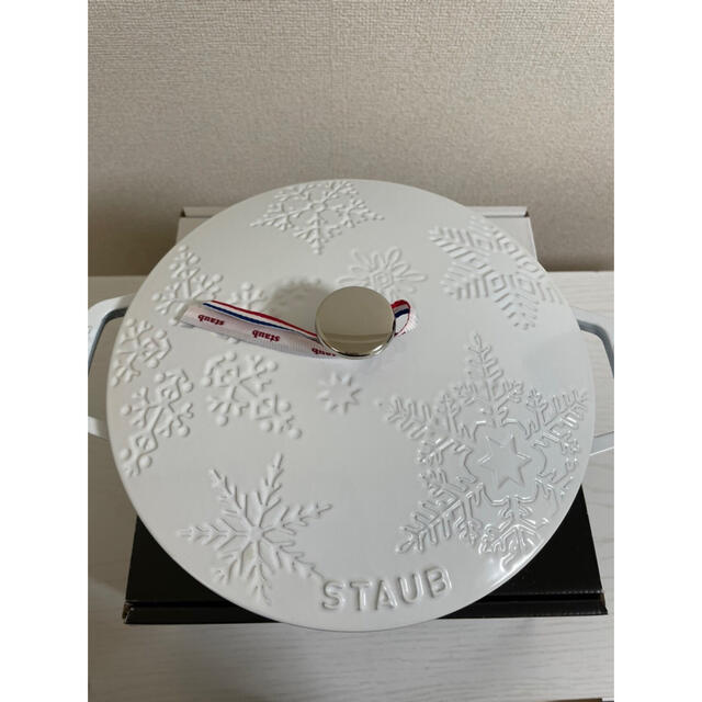 STAUB(ストウブ)のスノークリスタルココット24cm ホワイト　STAUB インテリア/住まい/日用品のキッチン/食器(鍋/フライパン)の商品写真