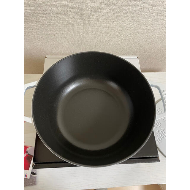 大特価得価 STAUB ホワイト STAUBの通販 by IsYshop|ストウブなら 送料無料 ストウブ スノークリスタルココット ホワイト 24cm 食器