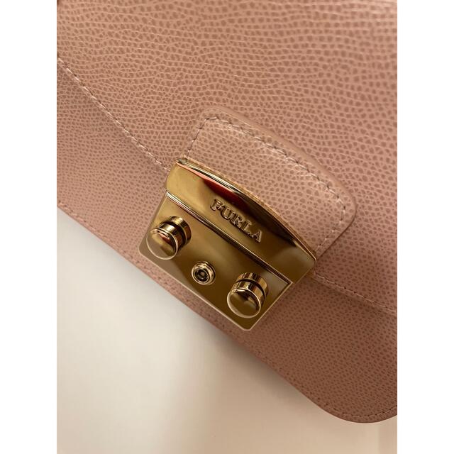 Furla(フルラ)のフルラ　メタルポリス ミニ　ベージュピンク レディースのバッグ(ショルダーバッグ)の商品写真