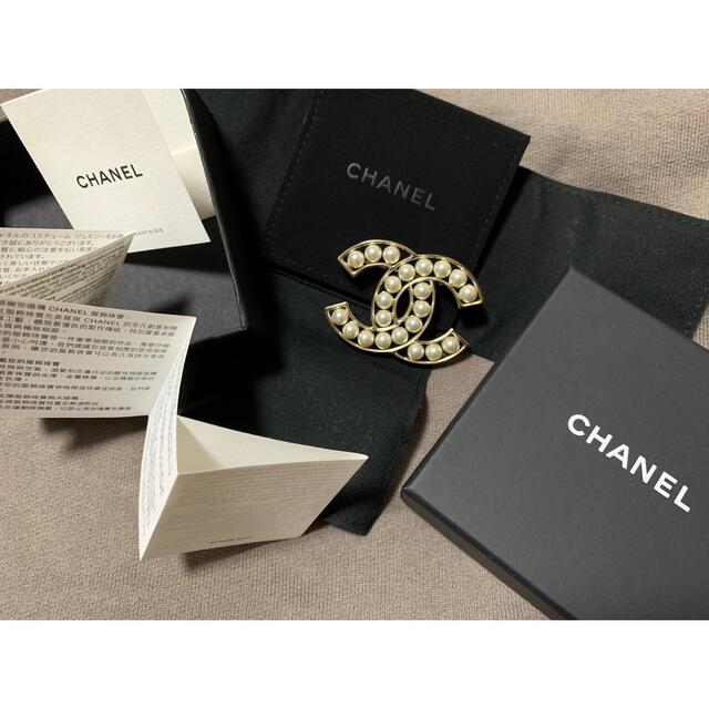 CHANEL(シャネル)のメタル & コスチューム パール ゴールド & ホワイト レディースのアクセサリー(ブローチ/コサージュ)の商品写真