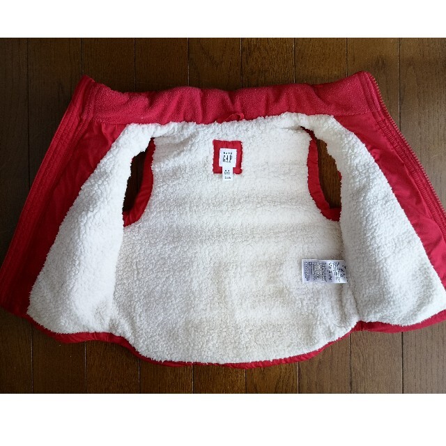 babyGAP(ベビーギャップ)のGAP 中綿 ベスト レッド 80cm キッズ/ベビー/マタニティのベビー服(~85cm)(ジャケット/コート)の商品写真