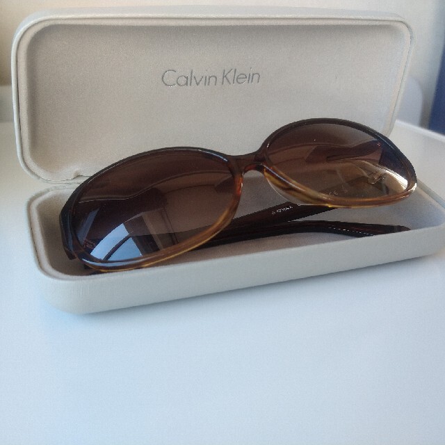 Calvin Klein(カルバンクライン)のカルバンクライン　サングラス　中古 レディースのファッション小物(サングラス/メガネ)の商品写真