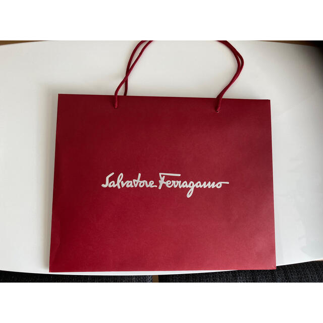 Salvatore Ferragamo(サルヴァトーレフェラガモ)のフェラガモ　紙袋　美品 レディースのバッグ(ショップ袋)の商品写真